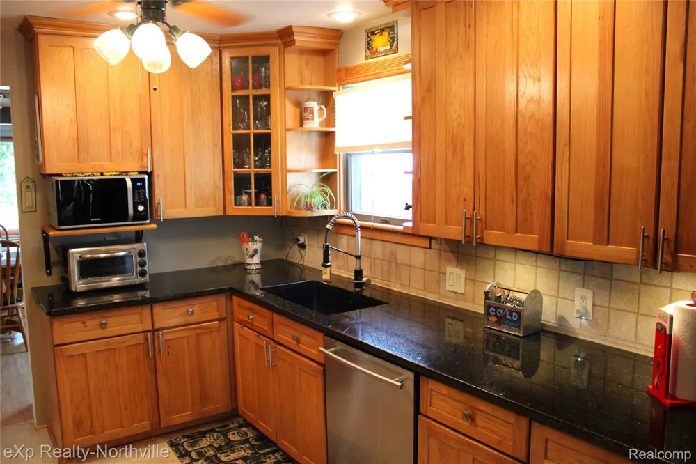 6787 Robinson Avenue Allen Park City, MI 48101