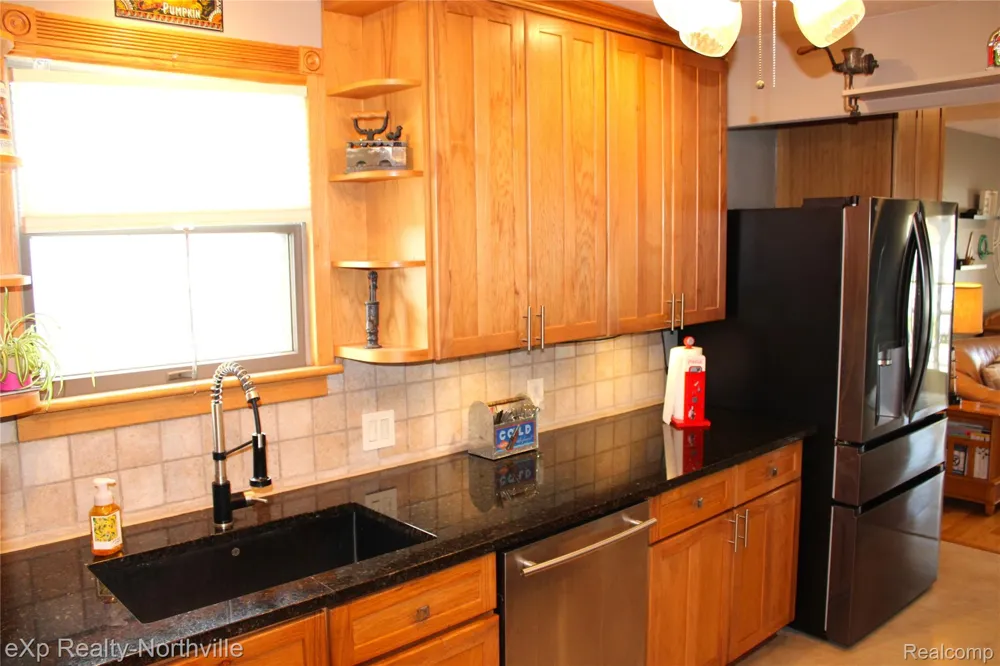 6787 Robinson Avenue Allen Park City, MI 48101