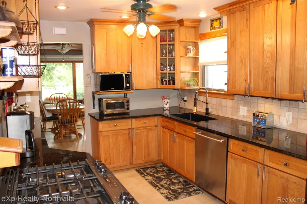 6787 Robinson Avenue Allen Park City, MI 48101
