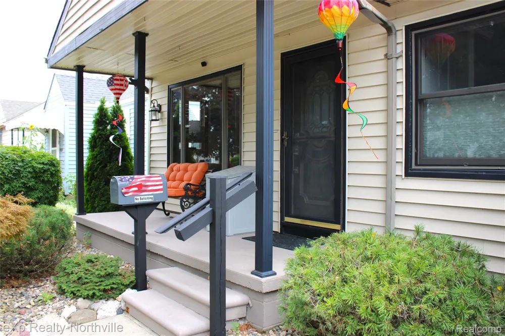 6787 Robinson Avenue Allen Park City, MI 48101