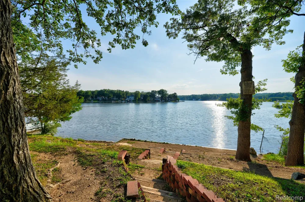 6220 Wertz Springfield Charter Township, MI 48350