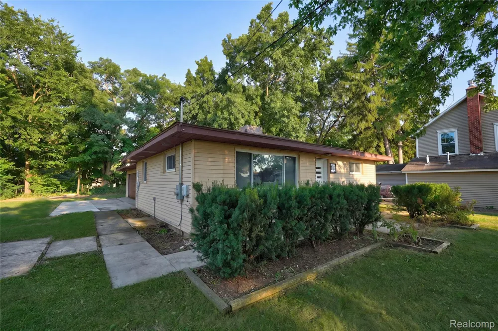 6220 Wertz Springfield Charter Township, MI 48350