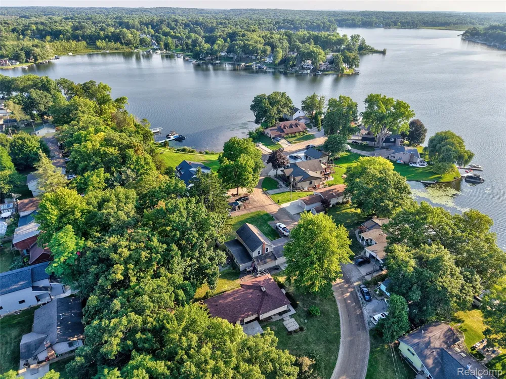 6220 Wertz Springfield Charter Township, MI 48350