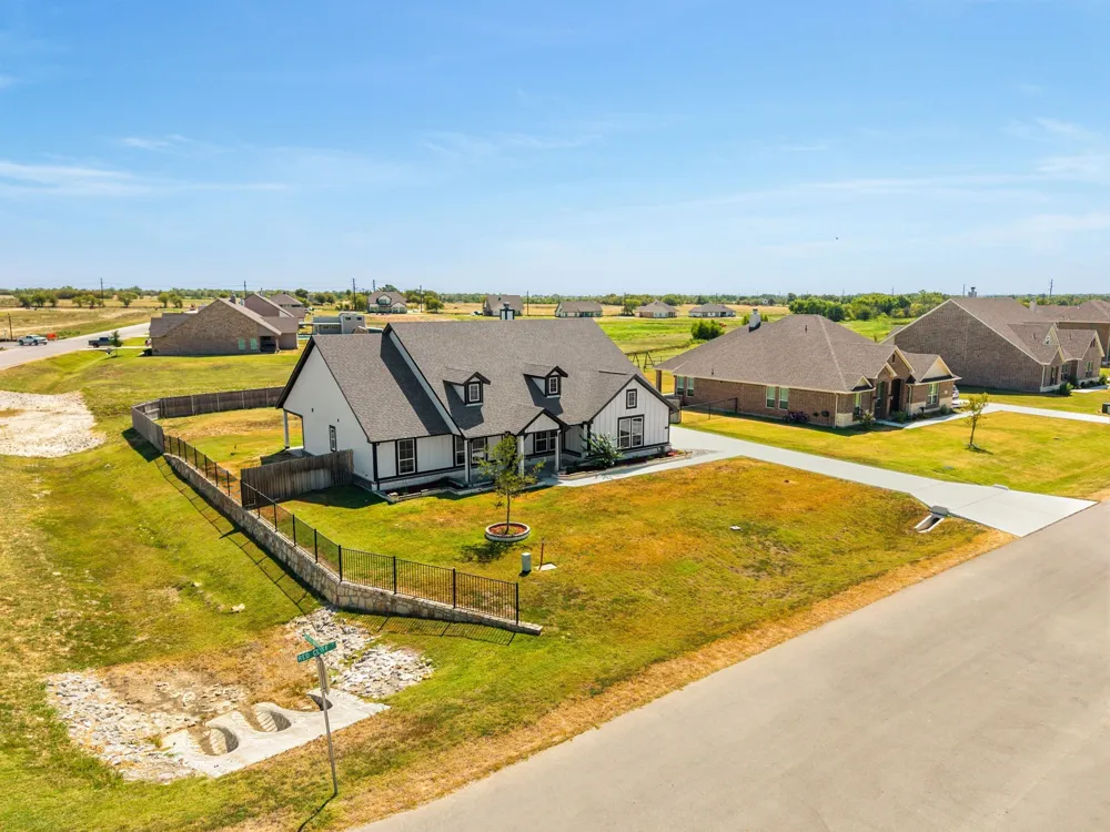 107 Red Cliff Court Rhome, TX 76078