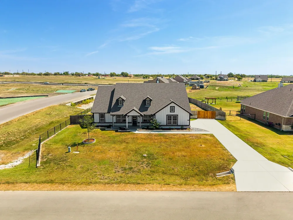 107 Red Cliff Court Rhome, TX 76078