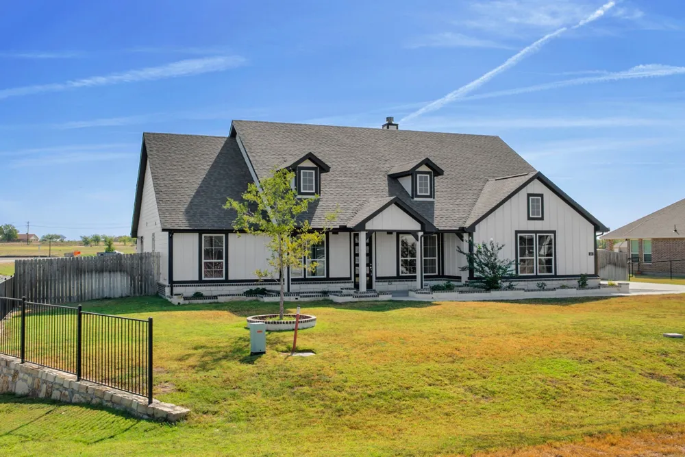 107 Red Cliff Court Rhome, TX 76078