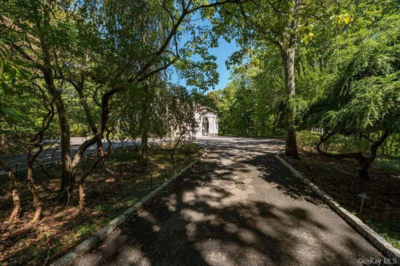105 Laurel Lane Port Jefferson, NY 11777