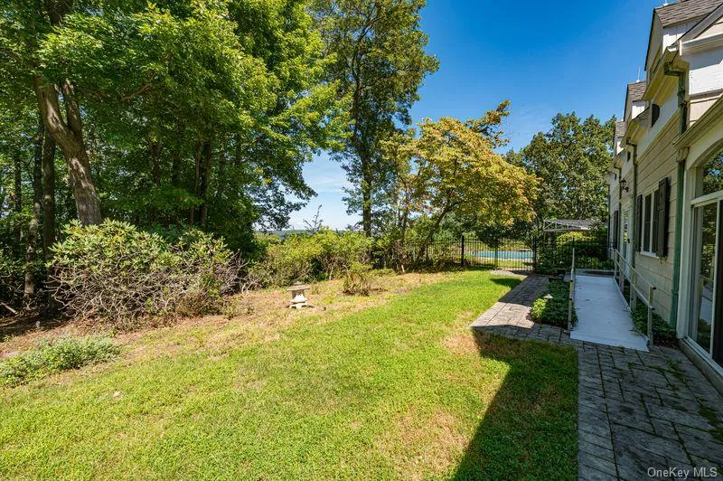105 Laurel Lane Port Jefferson, NY 11777