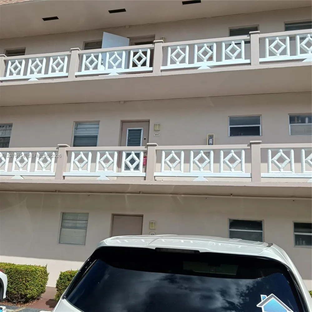 5181 W Oakland Park Blvd #204 Lauderdale Lakes, FL 33313