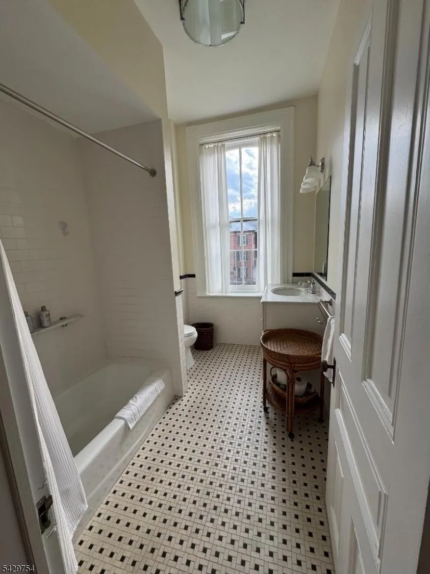 17 Bridge St Frenchtown, NJ 08825
