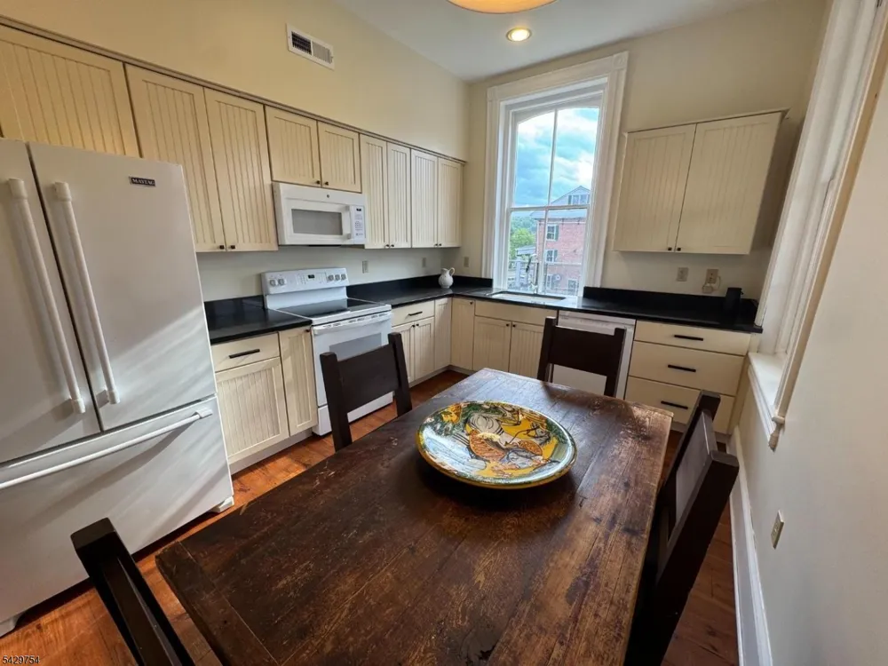 17 Bridge St Frenchtown, NJ 08825