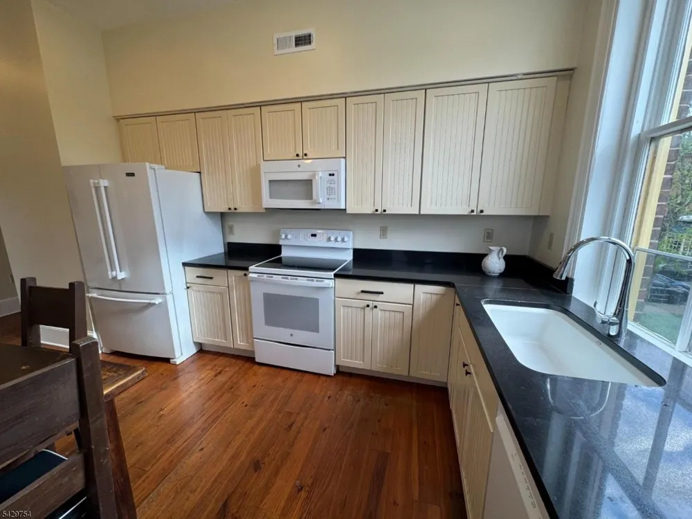 17 Bridge St Frenchtown, NJ 08825