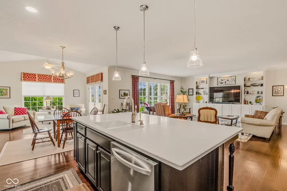 6103 Pelican Lane Columbus, IN 47201