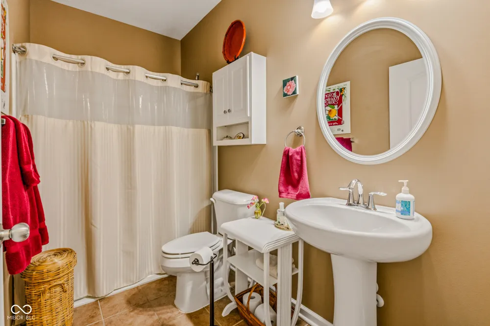 6103 Pelican Lane Columbus, IN 47201