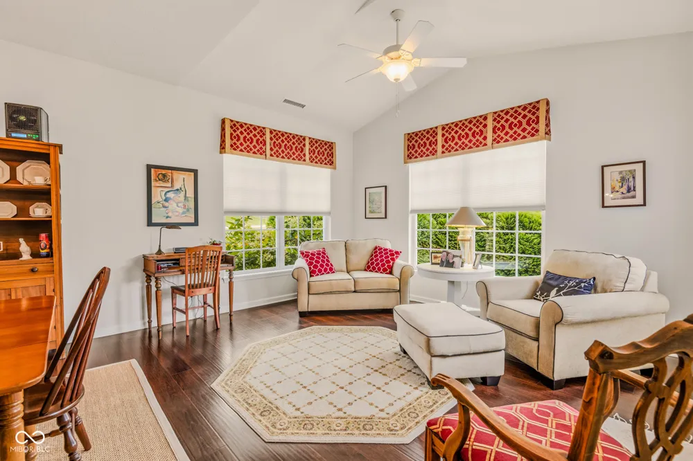 6103 Pelican Lane Columbus, IN 47201