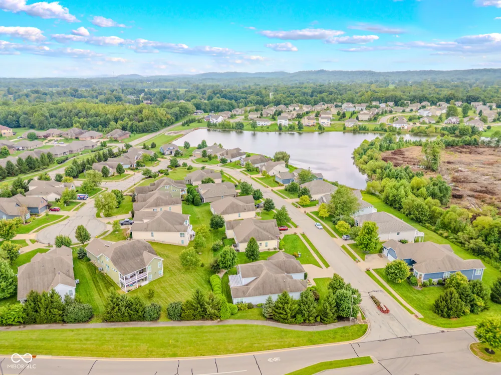 6103 Pelican Lane Columbus, IN 47201