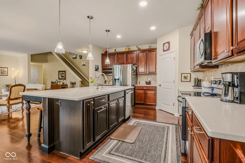 6103 Pelican Lane Columbus, IN 47201