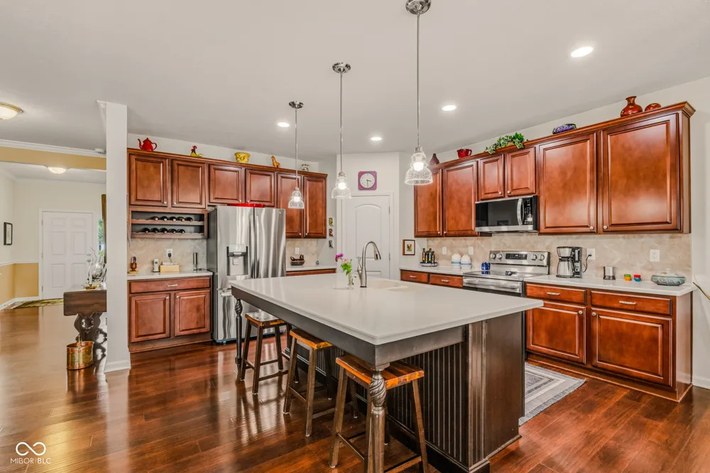6103 Pelican Lane Columbus, IN 47201