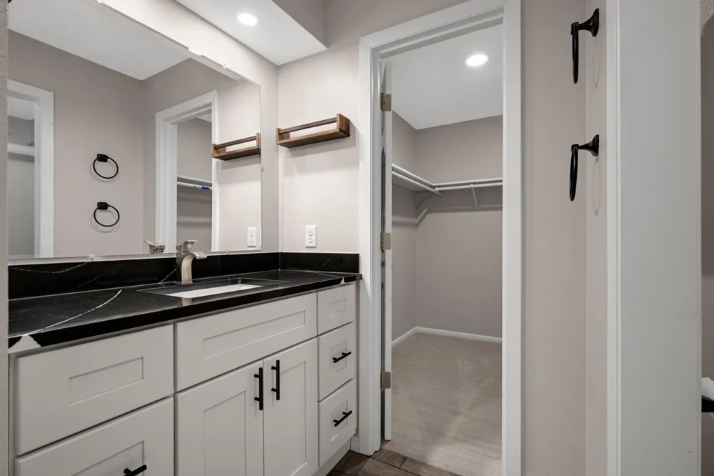 13712 E Wellington Crescent Burnsville, MN 55337