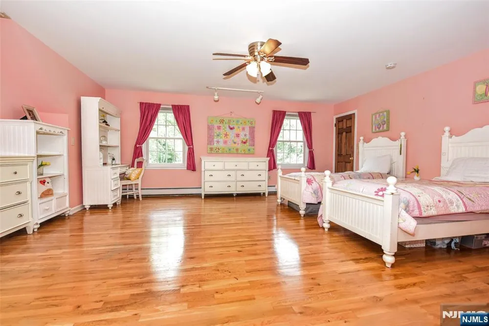 958 Arapaho Trail Franklin Lakes, NJ 07417