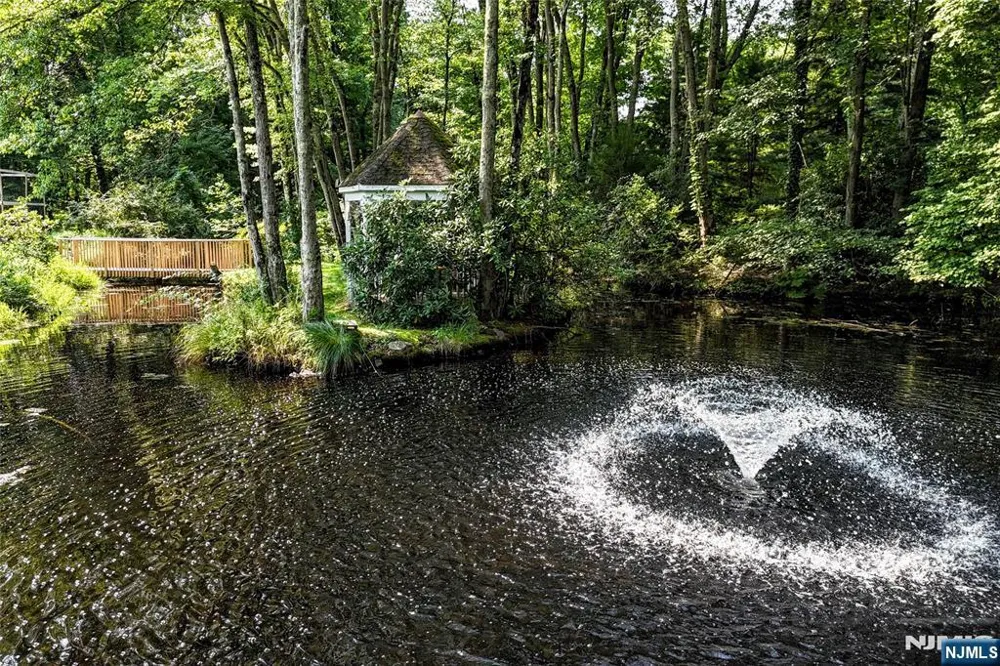 958 Arapaho Trail Franklin Lakes, NJ 07417
