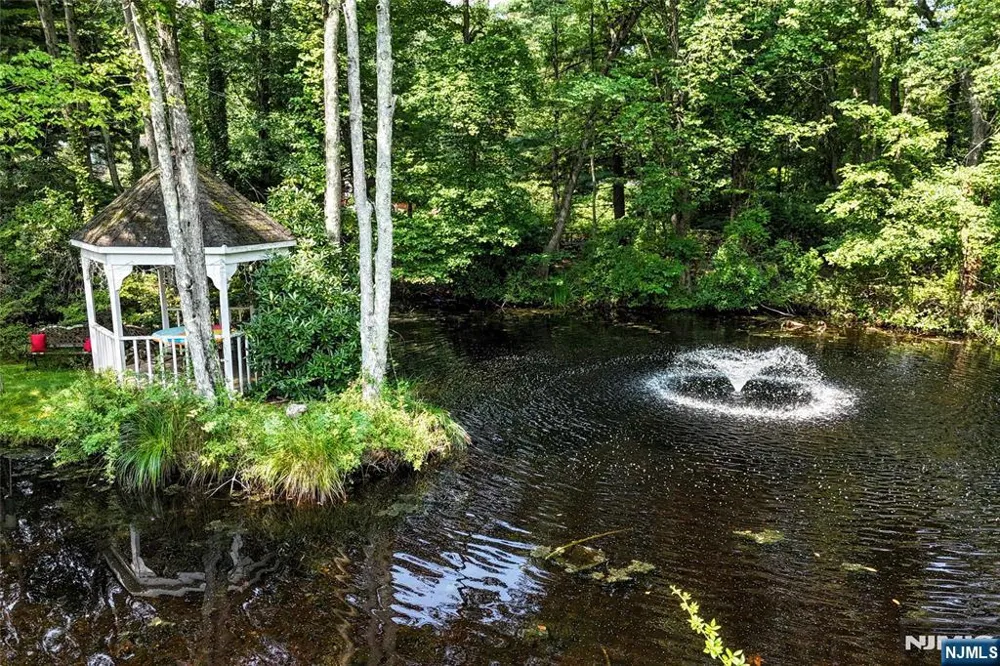 958 Arapaho Trail Franklin Lakes, NJ 07417