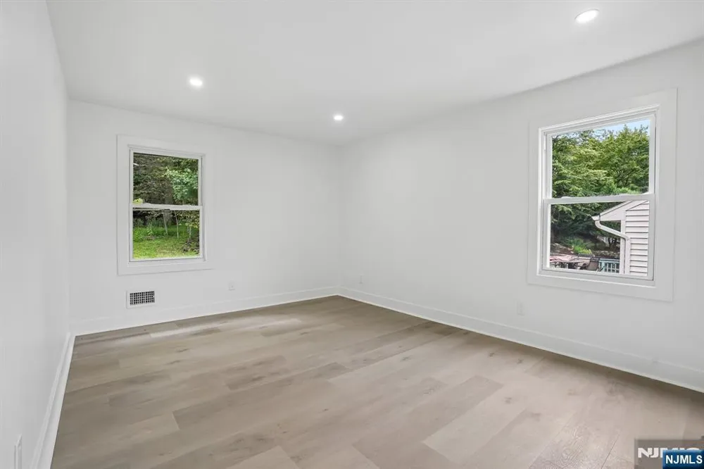 20 Manito Avenue Oakland, NJ 07436