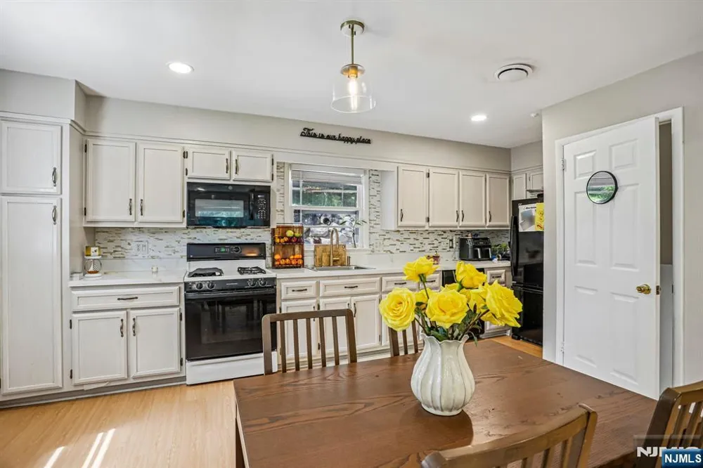 89 Knolls Road Bloomingdale, NJ 07403