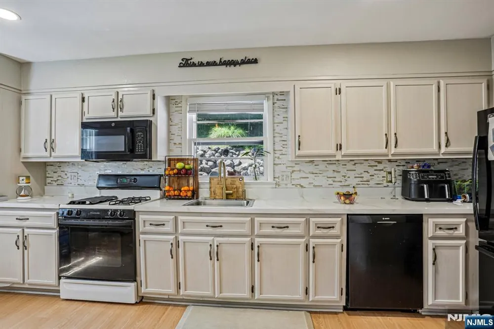 89 Knolls Road Bloomingdale, NJ 07403