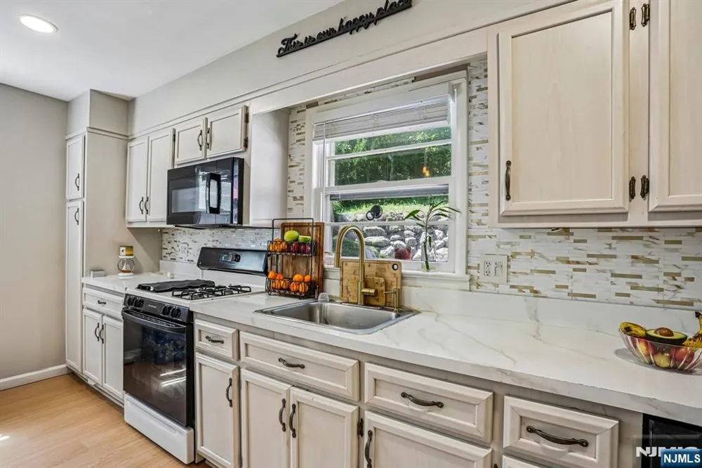 89 Knolls Road Bloomingdale, NJ 07403