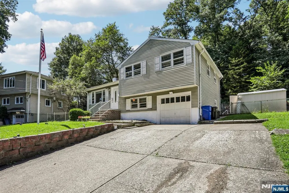 89 Knolls Road Bloomingdale, NJ 07403