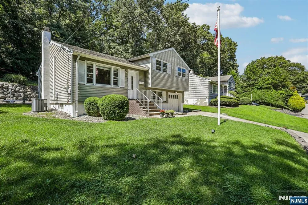 89 Knolls Road Bloomingdale, NJ 07403