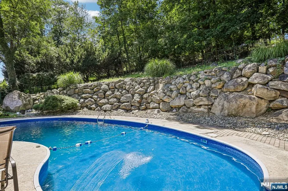 89 Knolls Road Bloomingdale, NJ 07403