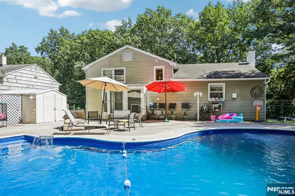 89 Knolls Road Bloomingdale, NJ 07403
