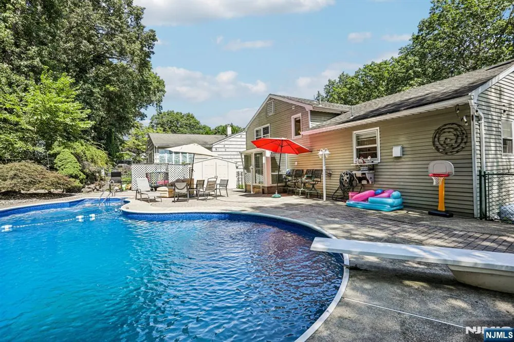 89 Knolls Road Bloomingdale, NJ 07403
