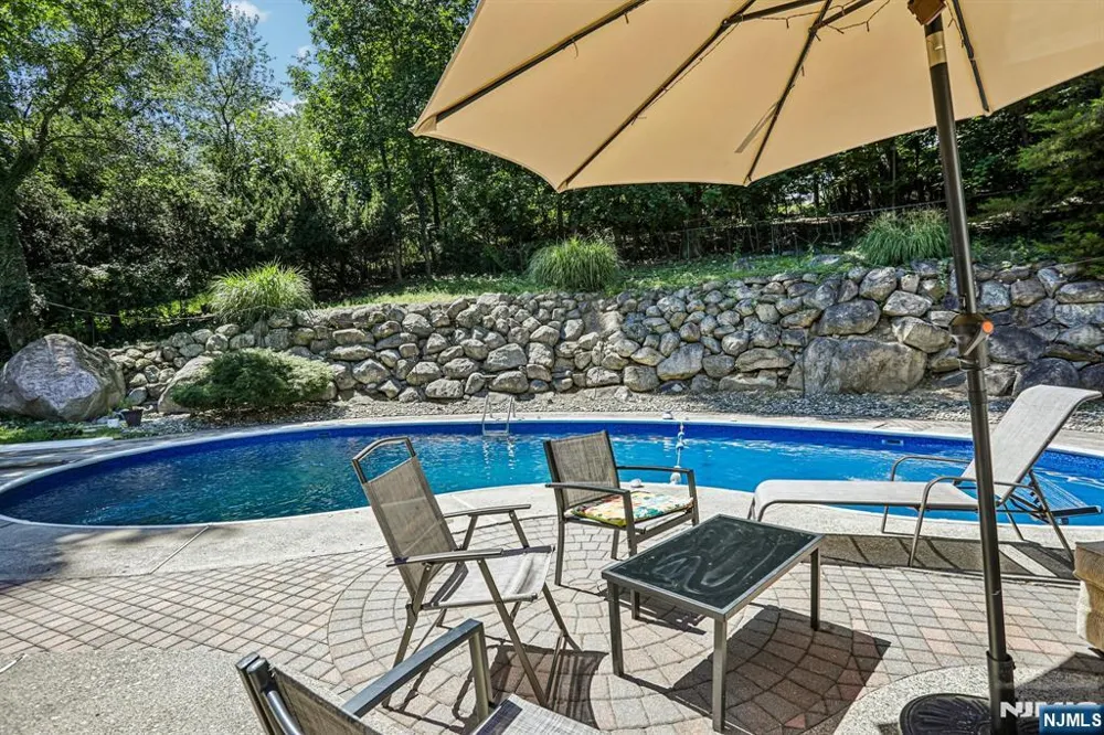 89 Knolls Road Bloomingdale, NJ 07403