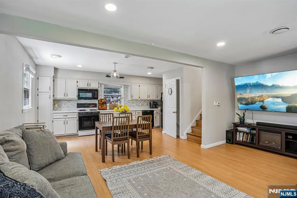 89 Knolls Road Bloomingdale, NJ 07403