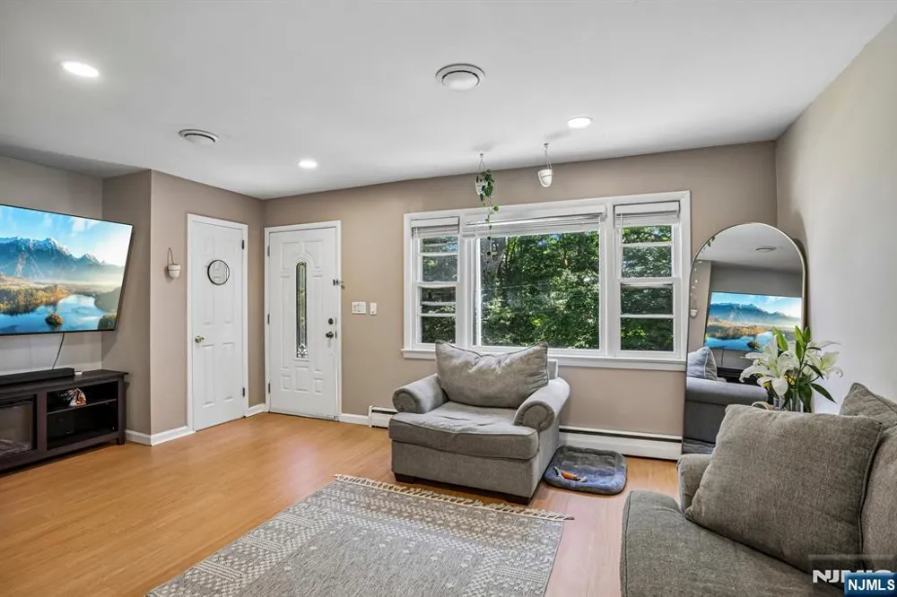 89 Knolls Road Bloomingdale, NJ 07403