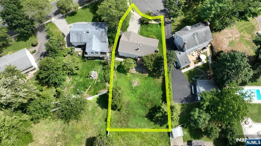 459 Tulane Court Paramus, NJ 07652
