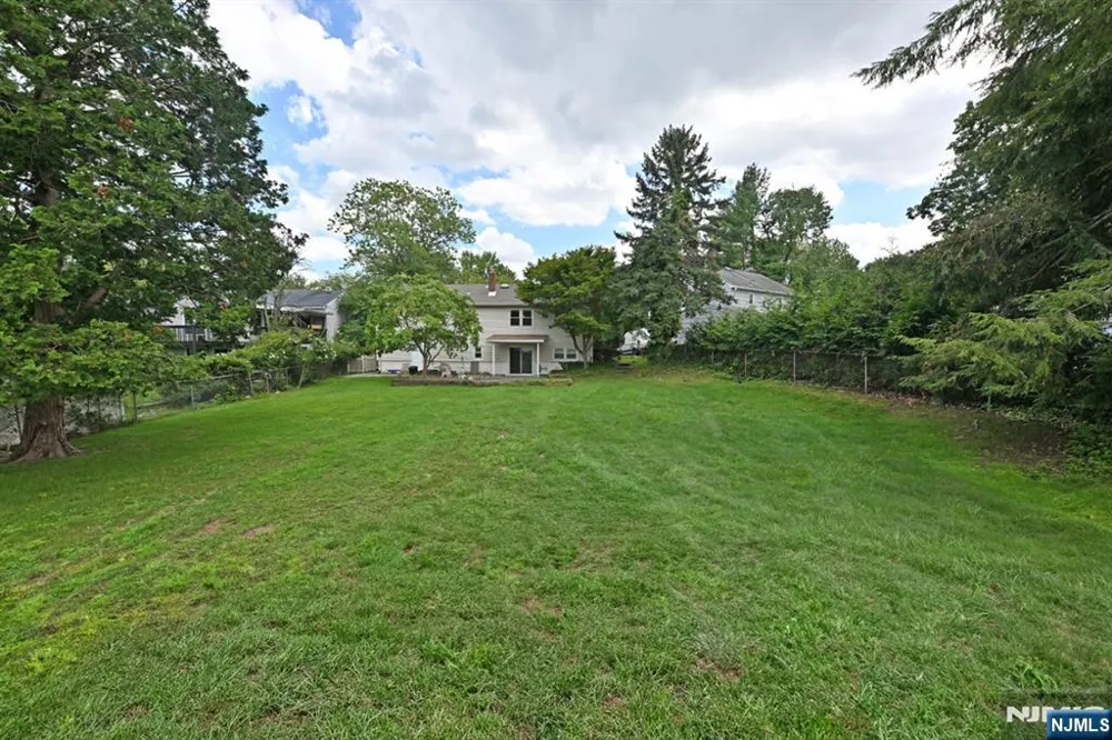 459 Tulane Court Paramus, NJ 07652
