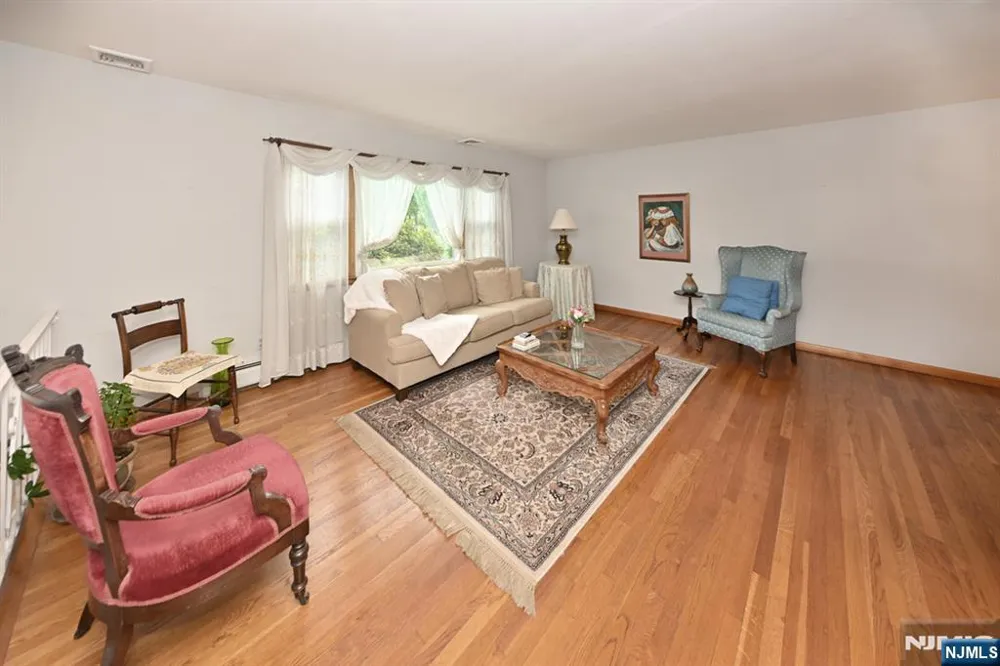 459 Tulane Court Paramus, NJ 07652