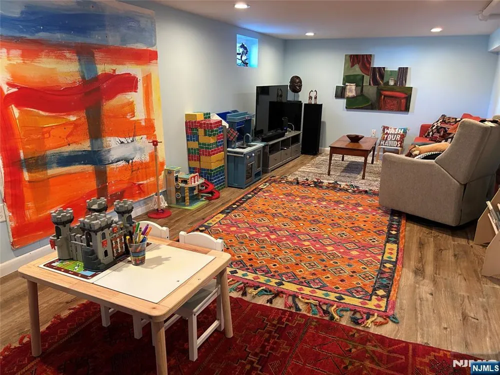 4 6th Englewood Cliffs, NJ 07632