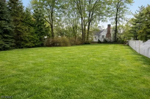 8 Hedges Ave