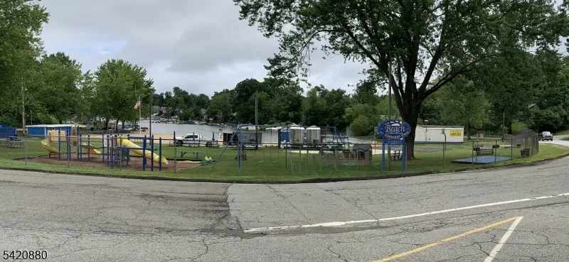 48 Mountain Rd Hopatcong, NJ 07843