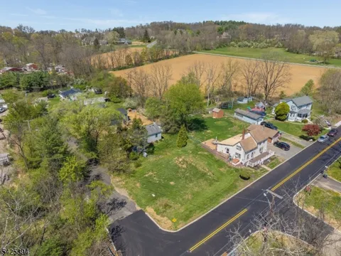 2 Maple Ln