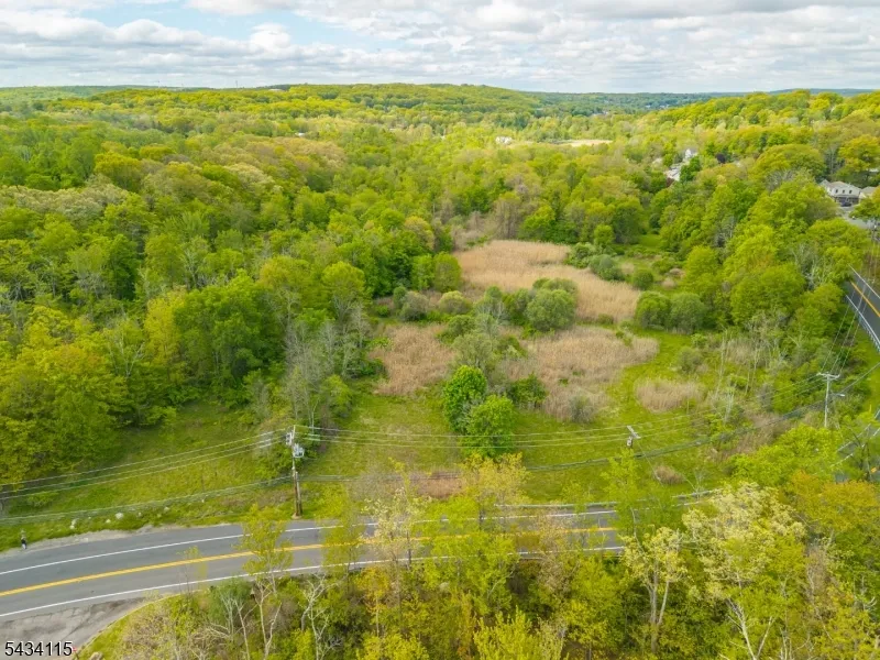 28 Brooklyn Stanhope Rd Hopatcong, NJ 07874