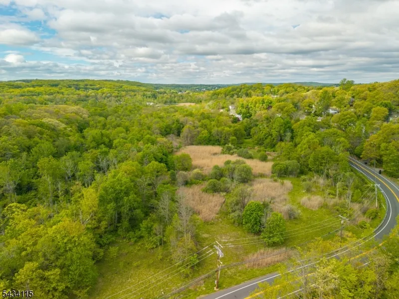 28 Brooklyn Stanhope Rd Hopatcong, NJ 07874