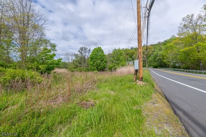 28 Brooklyn Stanhope Rd Hopatcong, NJ 07874