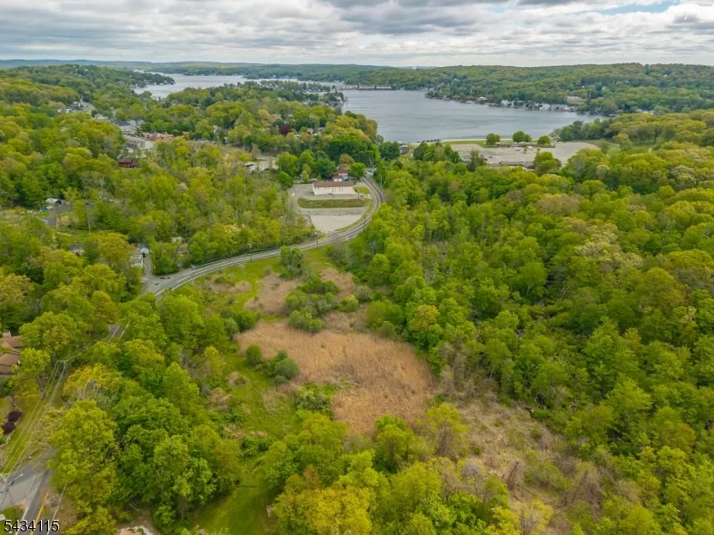 28 Brooklyn Stanhope Rd Hopatcong, NJ 07874