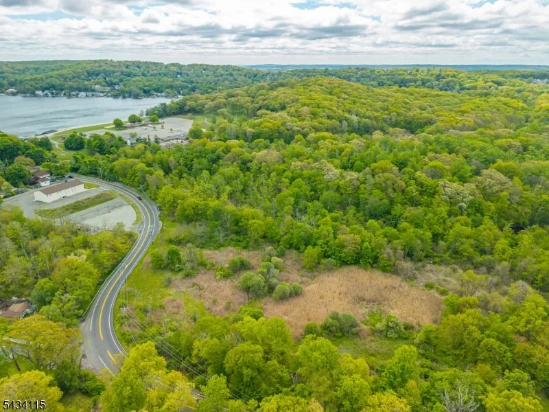 28 Brooklyn Stanhope Rd Hopatcong, NJ 07874